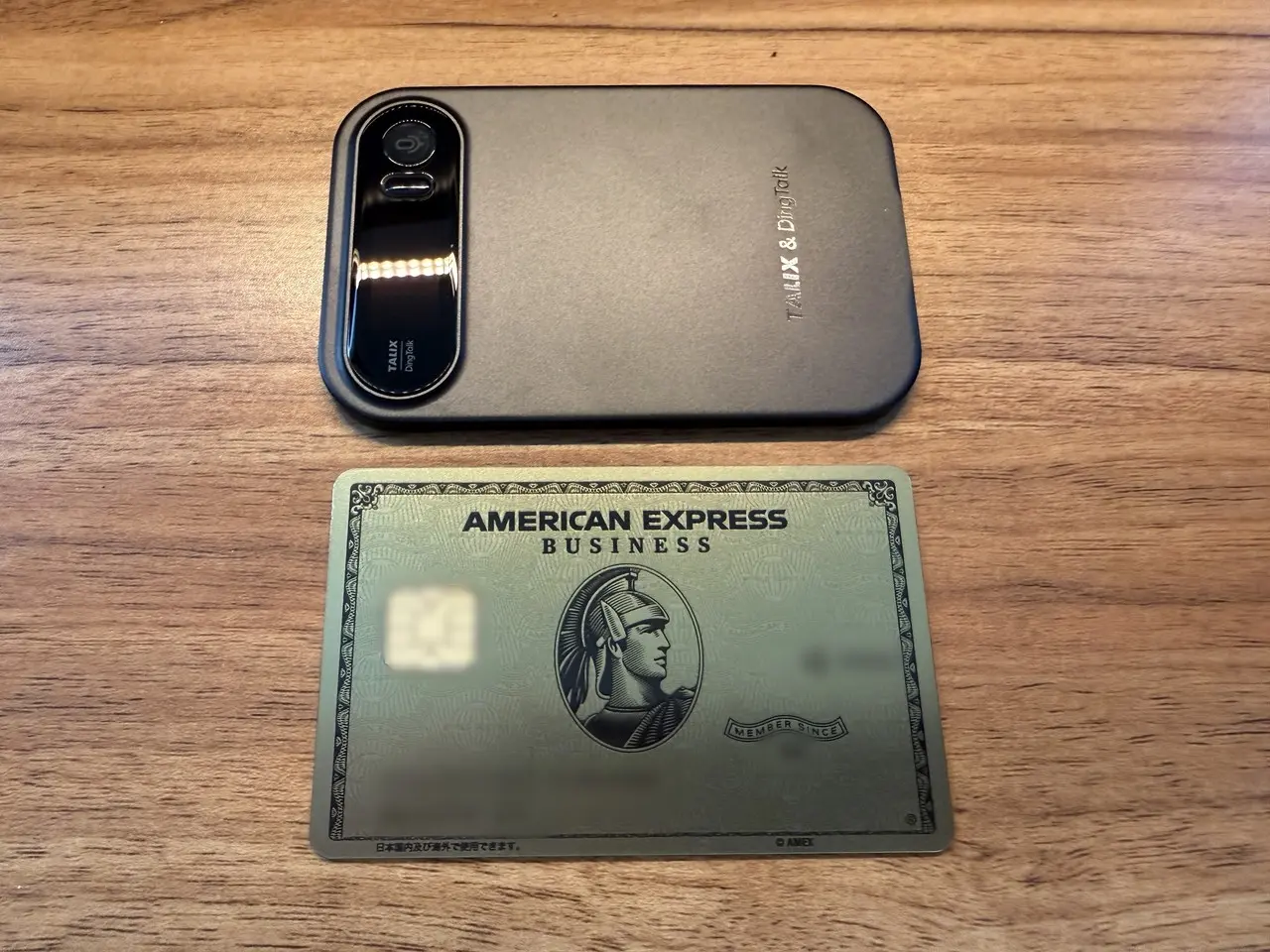 TALIX & DingTalk A1とクレジットカードを並べている様子