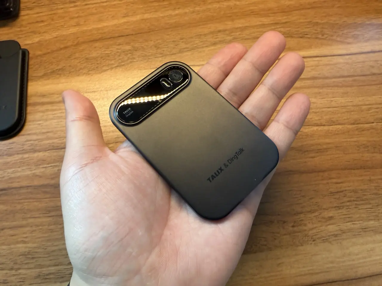 TALIX & DingTalk A1を手のひらに載せている様子