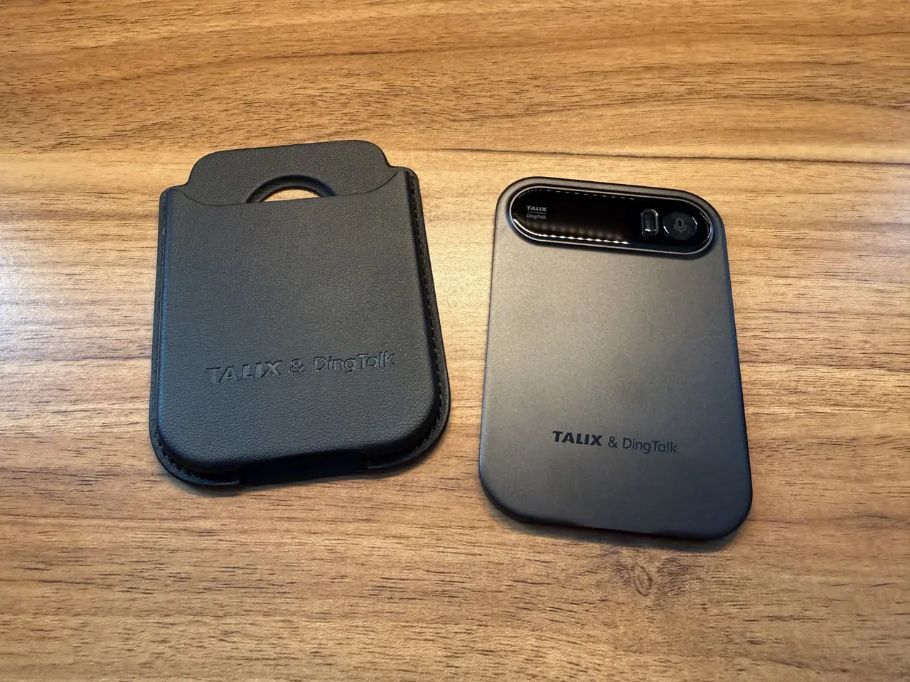 ケースとTALIX & DingTalk A1本体を並べている様子