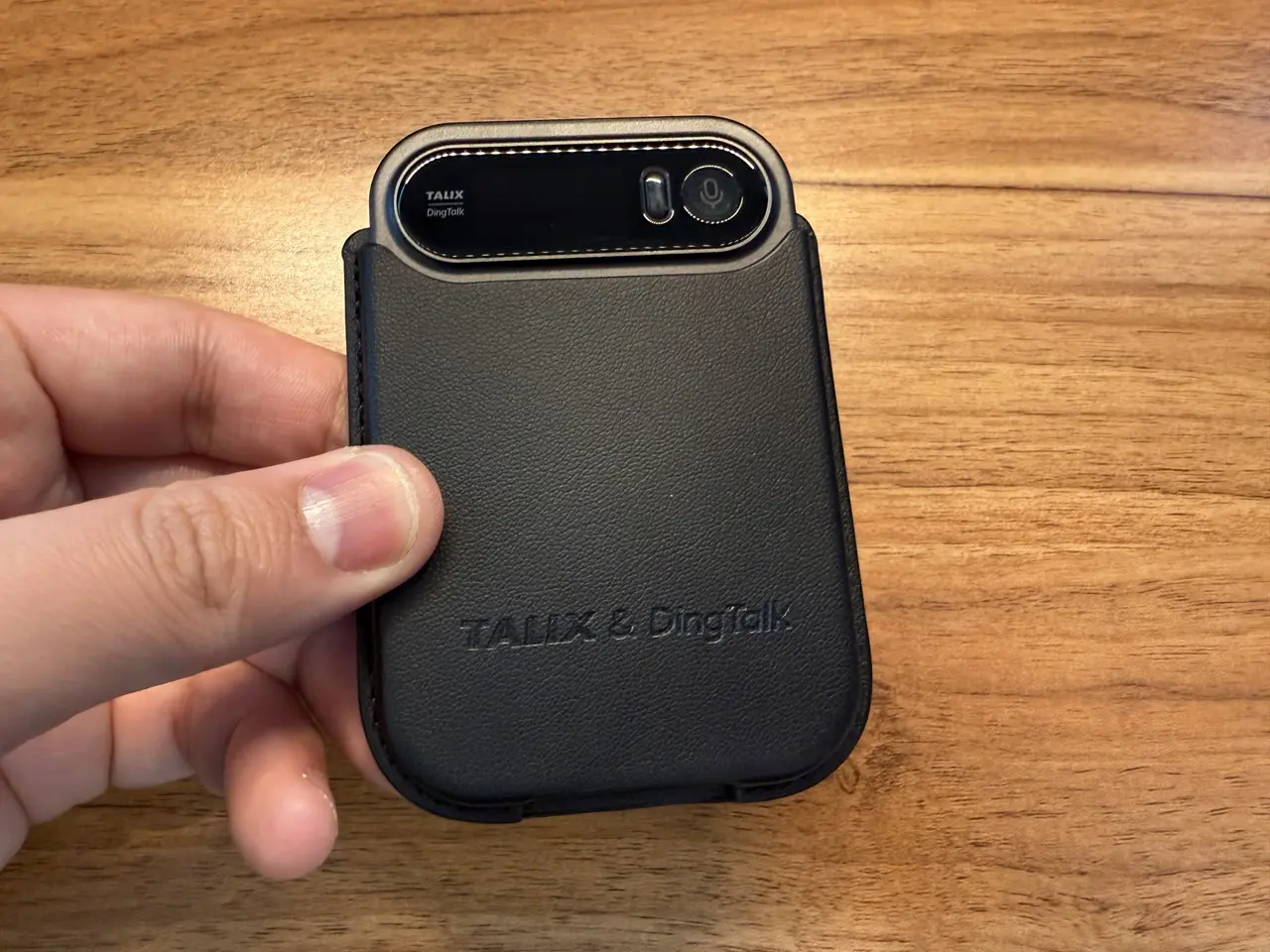 付属の専用マグネット吸着ケースにTALIX & DingTalk A1を入れた状態(正面)