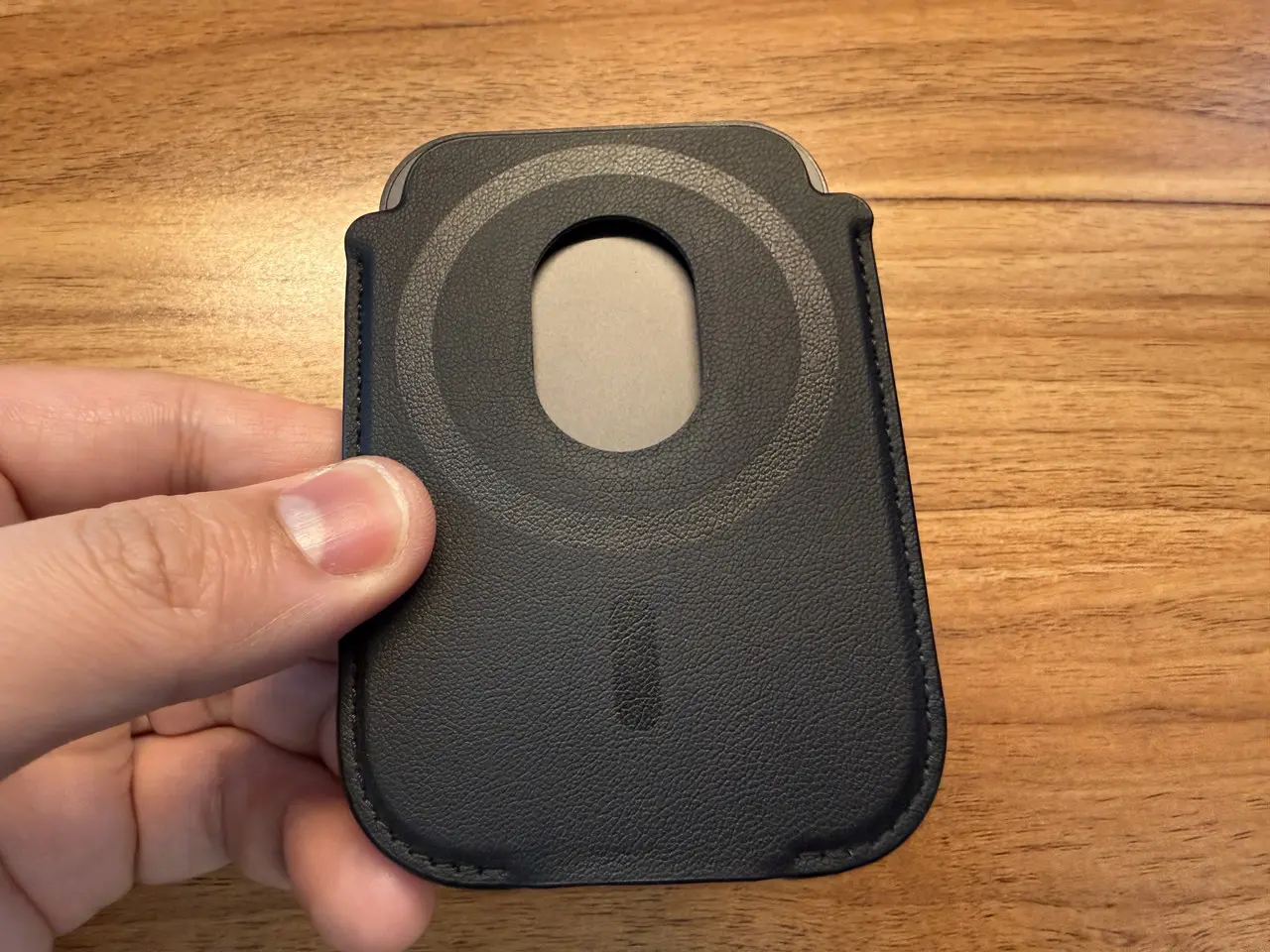 付属の専用マグネット吸着ケースにTALIX & DingTalk A1を入れた状態(背面)