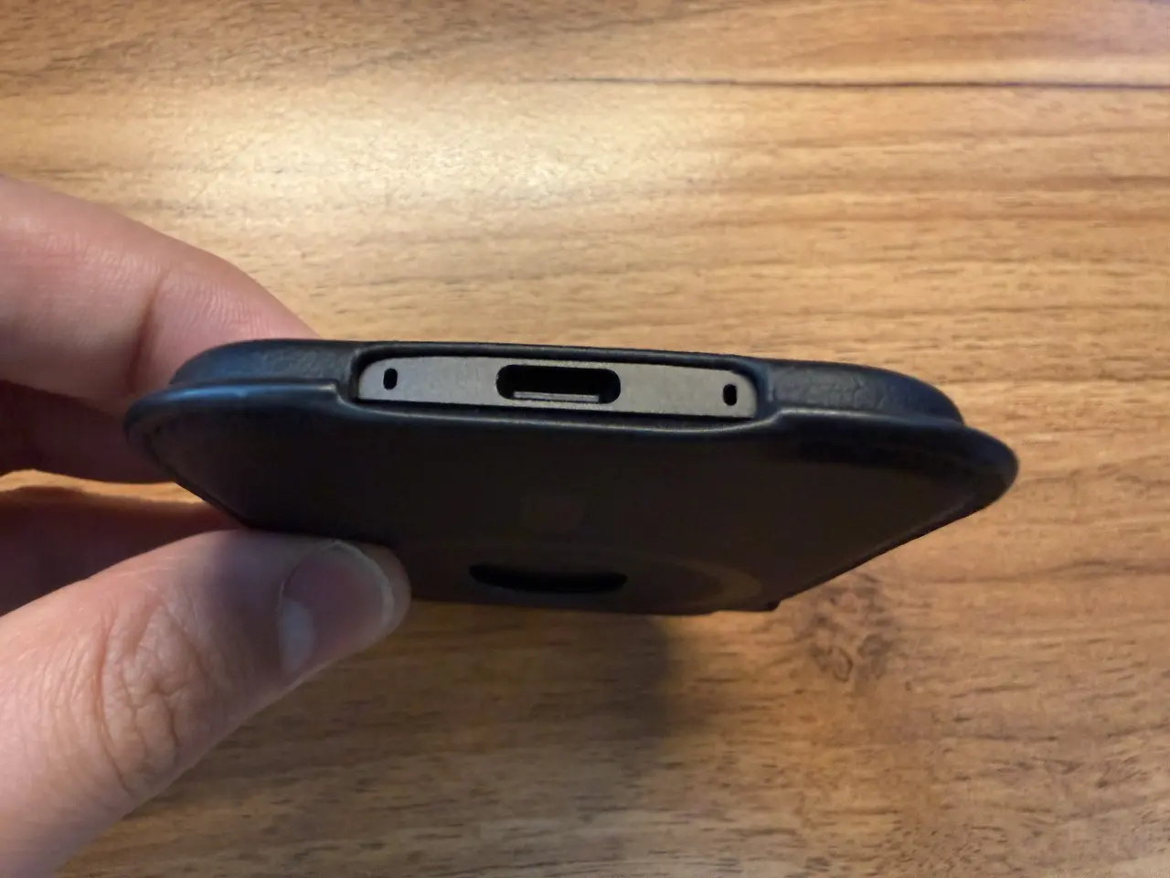 付属の専用マグネット吸着ケースにTALIX & DingTalk A1を入れた状態(下部)