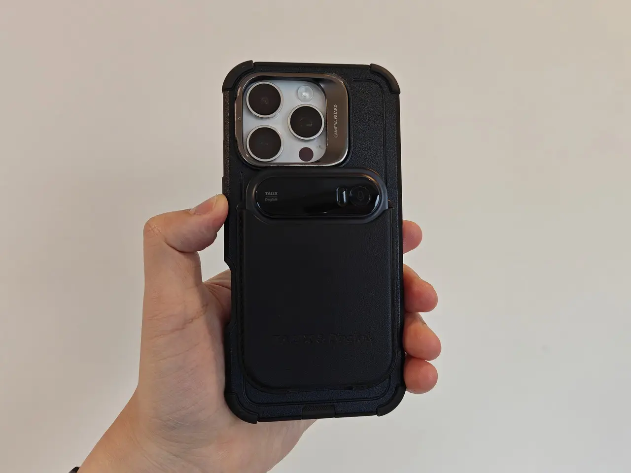 TALIX & DingTalk A1をスマホ背面に取り付けた状態(正面)