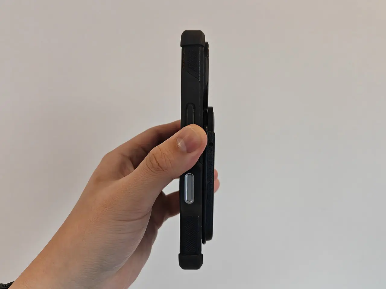 TALIX & DingTalk A1をスマホ背面に取り付けた状態(側面)