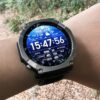 屋外でAmazfit T-Rex Ultra 2を装着している様子