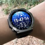 屋外でAmazfit T-Rex Ultra 2を装着している様子