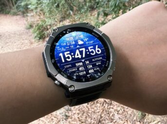 屋外でAmazfit T-Rex Ultra 2を装着している様子