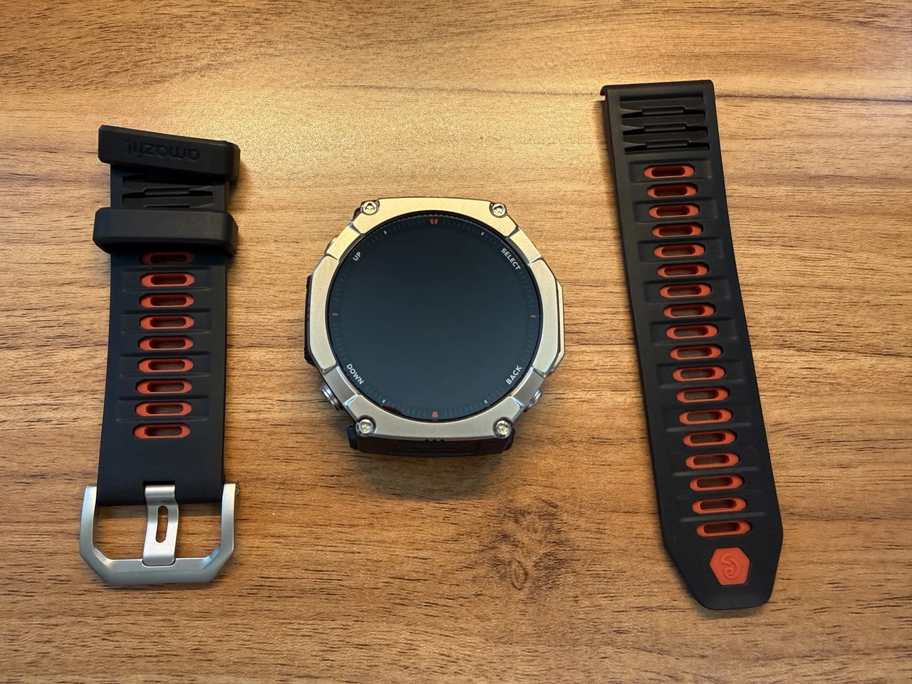 Amazfit T-Rex Ultra 2のバンドと本体を並べた様子