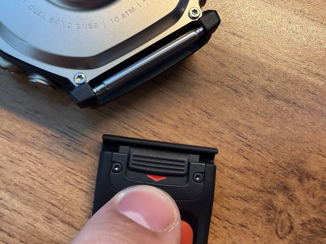 Amazfit T-Rex Ultra 2のバンドのレバーを引いている