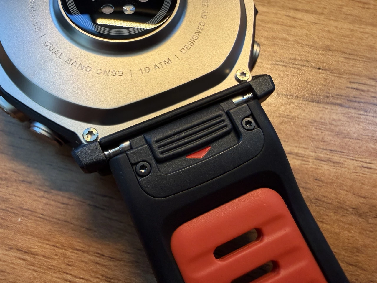 Amazfit T-Rex Ultra 2本体にバンドを装着した状態