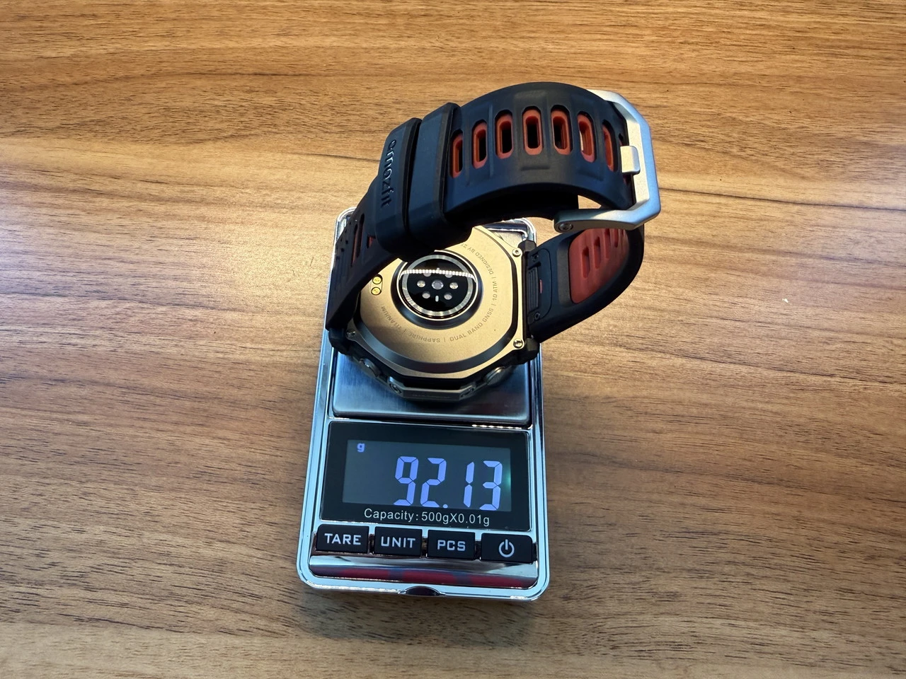 バンドを装着した状態の重さを計量している様子