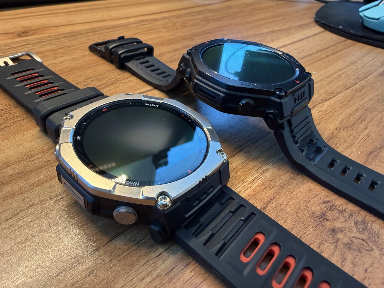 『Amazfit T-Rex Ultra 2』(画像左)と前モデル「Amazfit T-Rex 3 Pro」(画像右)を並べている様子