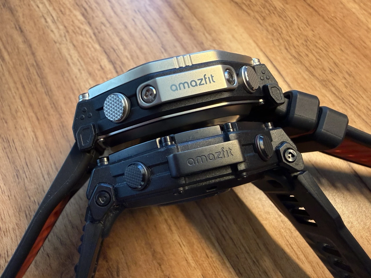 『Amazfit T-Rex Ultra 2』(画像左)と前モデル「Amazfit T-Rex 3 Pro」(画像右)を上下に重ねている様子