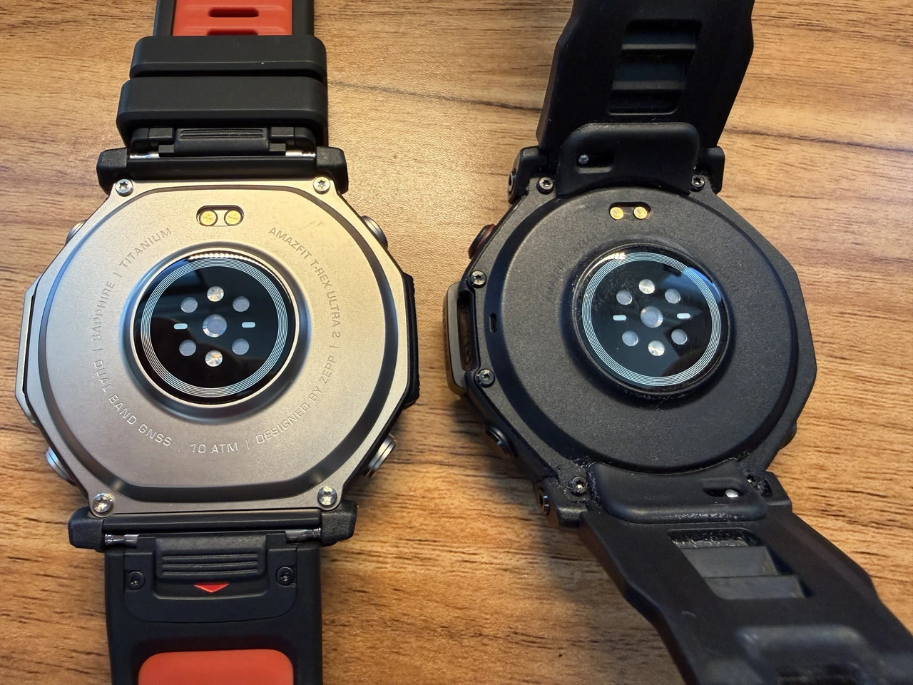 『Amazfit T-Rex Ultra 2』(画像左)と前モデル「Amazfit T-Rex 3 Pro」(画像右)を並べている様子(裏面)