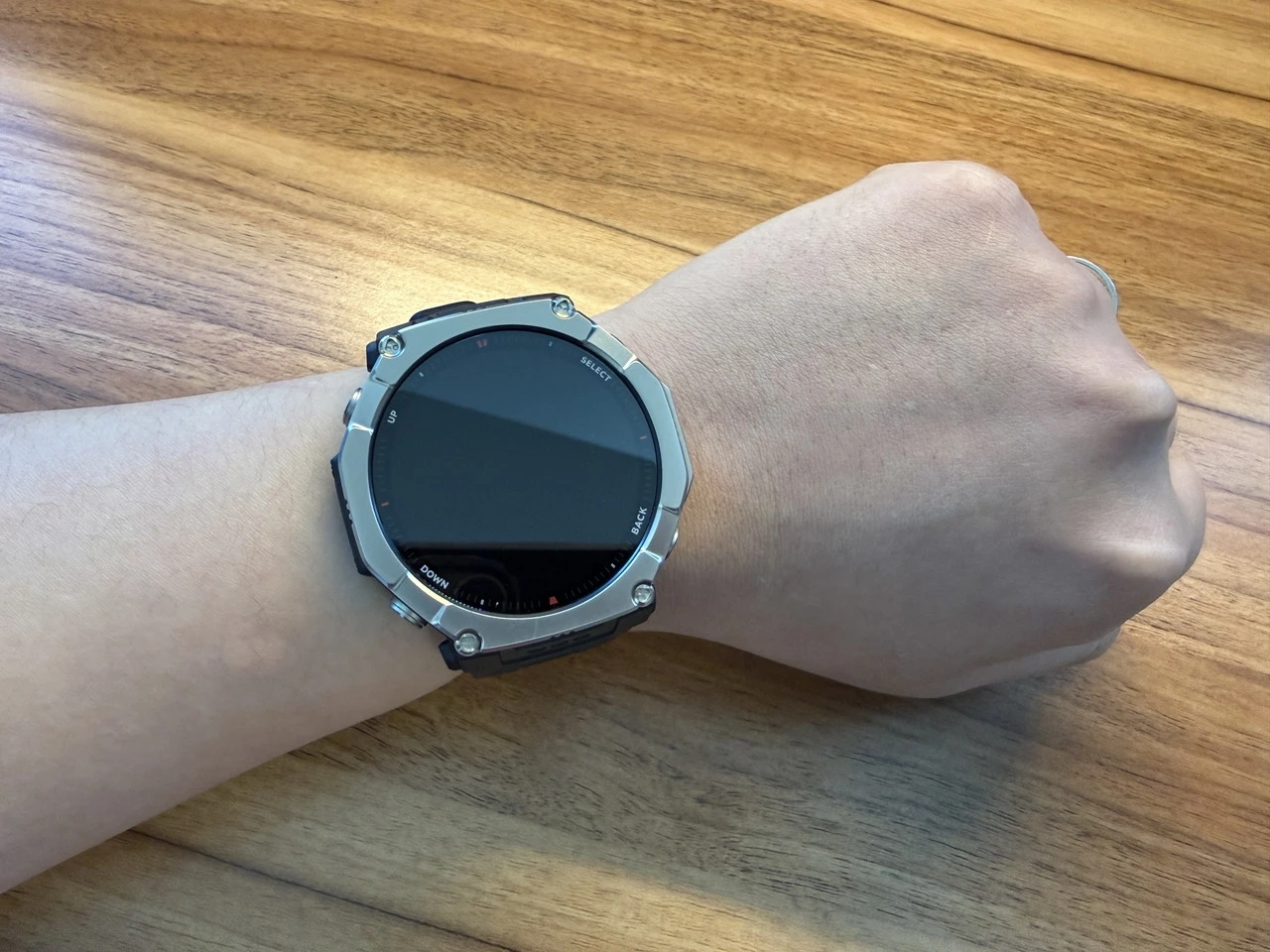 Amazfit T-Rex Ultra 2を左腕に装着した様子(上部アングル)