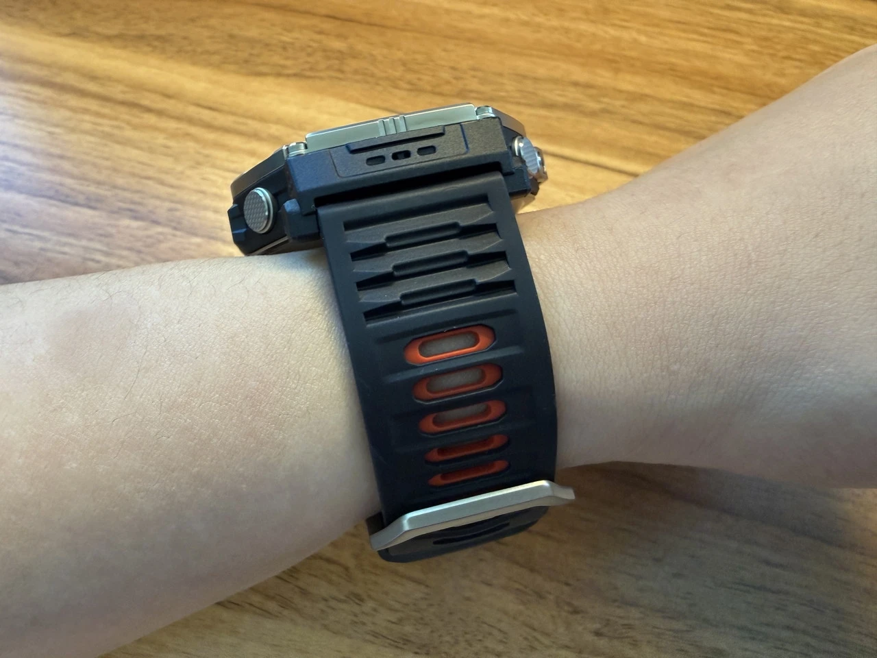 Amazfit T-Rex Ultra 2を左腕に装着した様子(側面アングル)