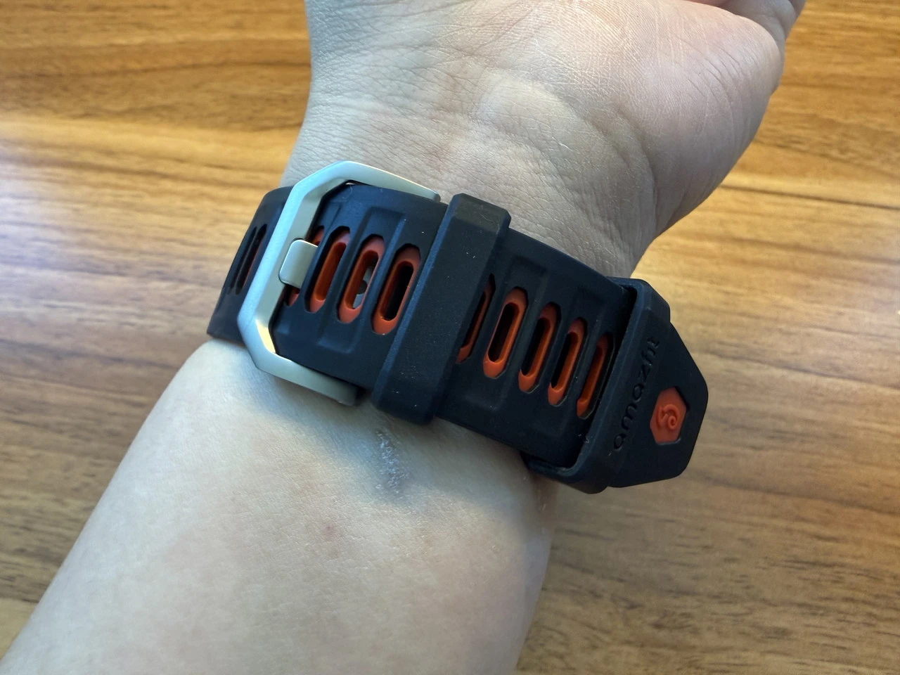 Amazfit T-Rex Ultra 2を左腕に装着した様子(裏面アングル)