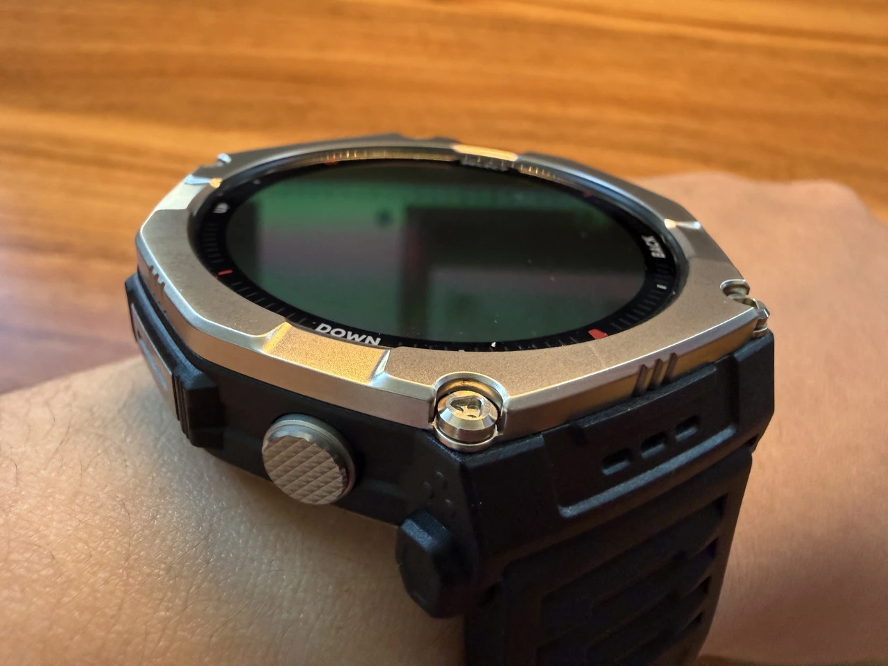 Amazfit T-Rex Ultra 2を左腕に装着した様子(ズーム)