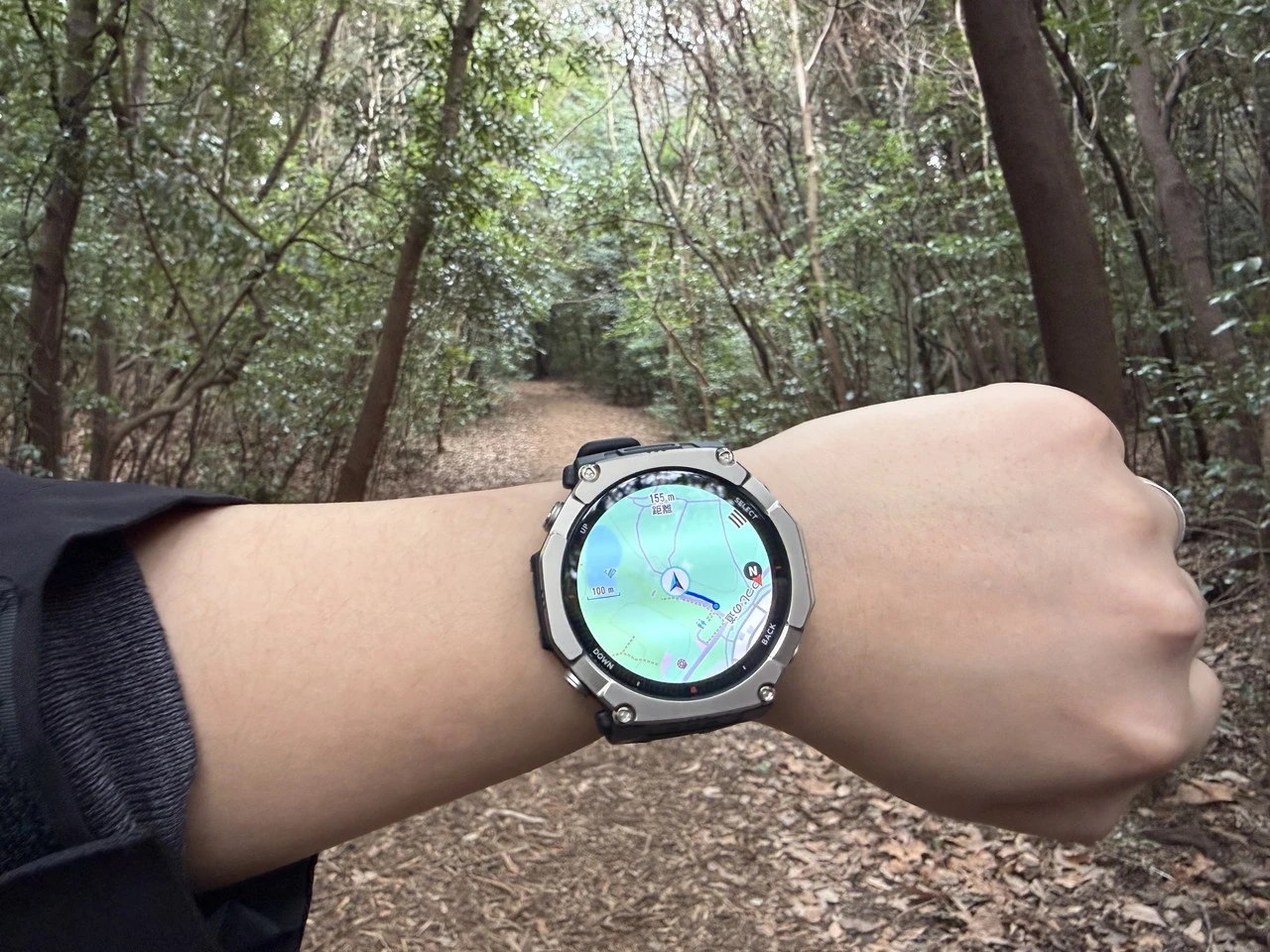 山の中でAmazfit T-Rex Ultra 2を使用している様子