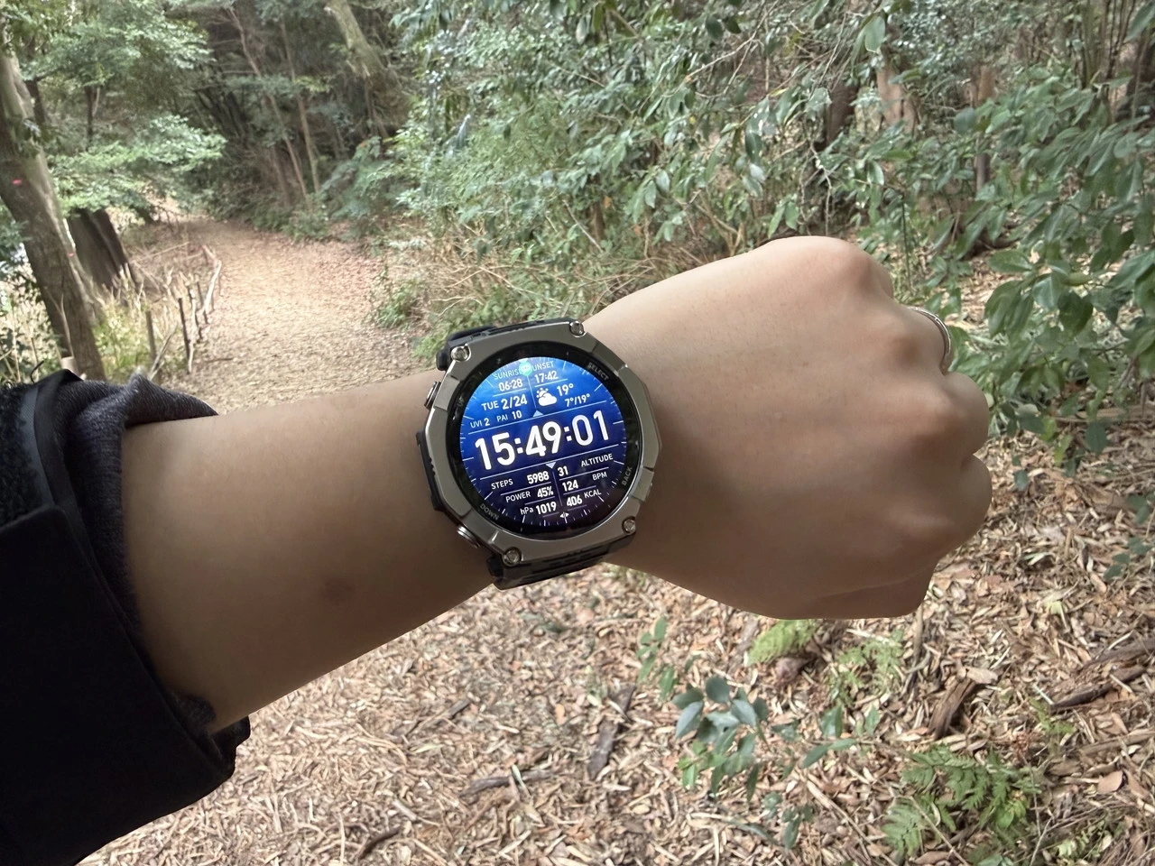 屋外でAmazfit T-Rex Ultra 2のディスプレイを表示している様子