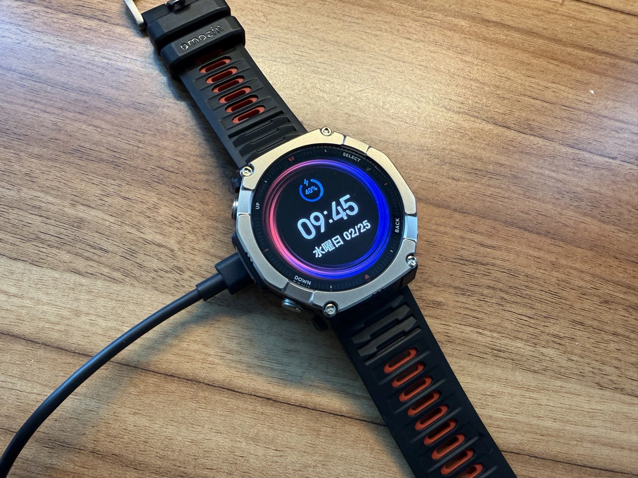 充電中のAmazfit T-Rex Ultra 2