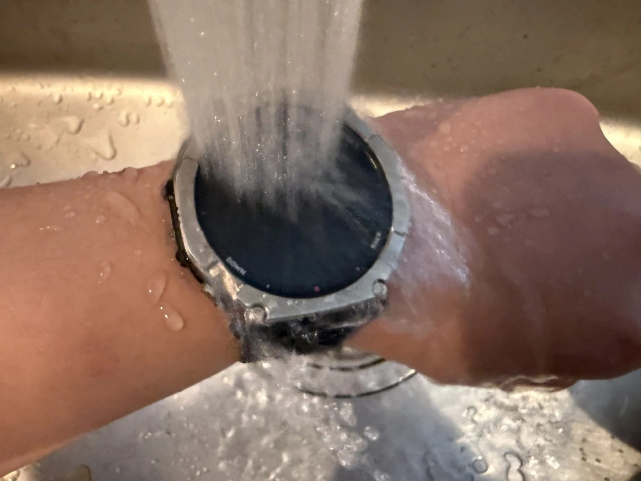 Amazfit T-Rex Ultra 2にシャワーを当てている様子