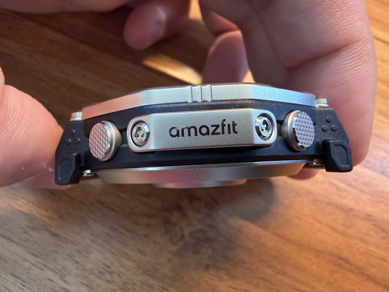 Amazfit T-Rex Ultra 2の右側面