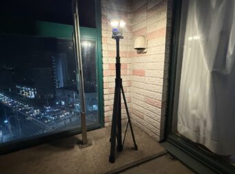 屋外で点灯しているBougeRV CL03 キャンプライト