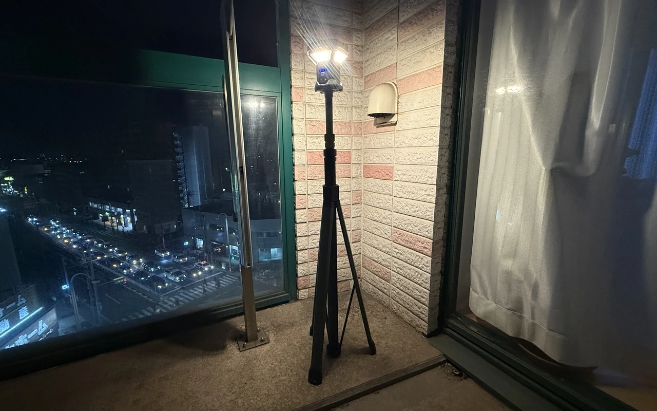 屋外で点灯しているBougeRV CL03 キャンプライト