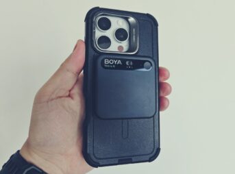 スマホ背面にBOYA Notraを装着している状態