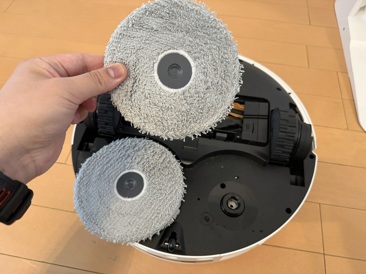 Dreame X50 Ultraのロボット底部にモップパッドを装着している様子