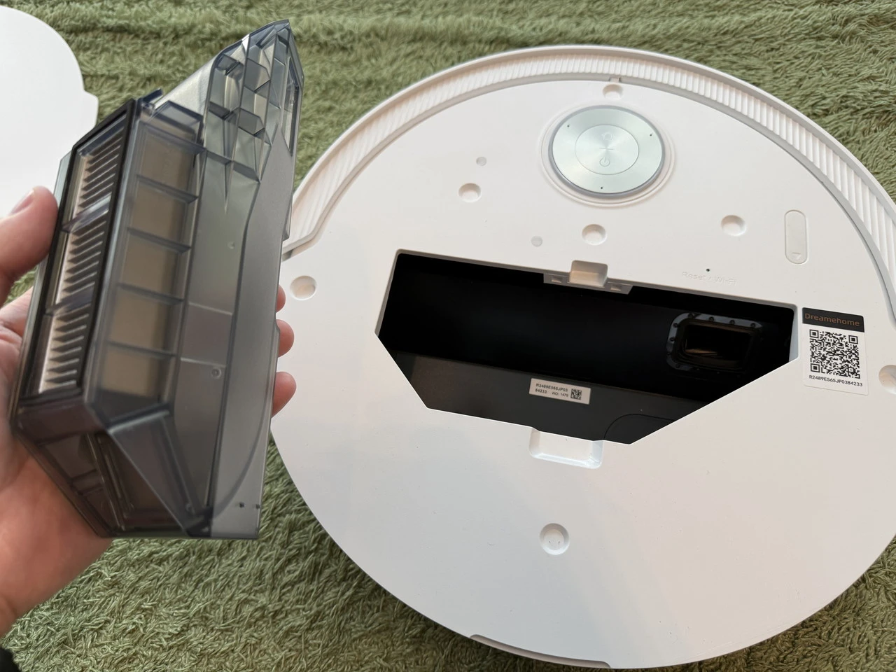 Dreame X50 Ultraのロボットからダストボックスを取り出した様子