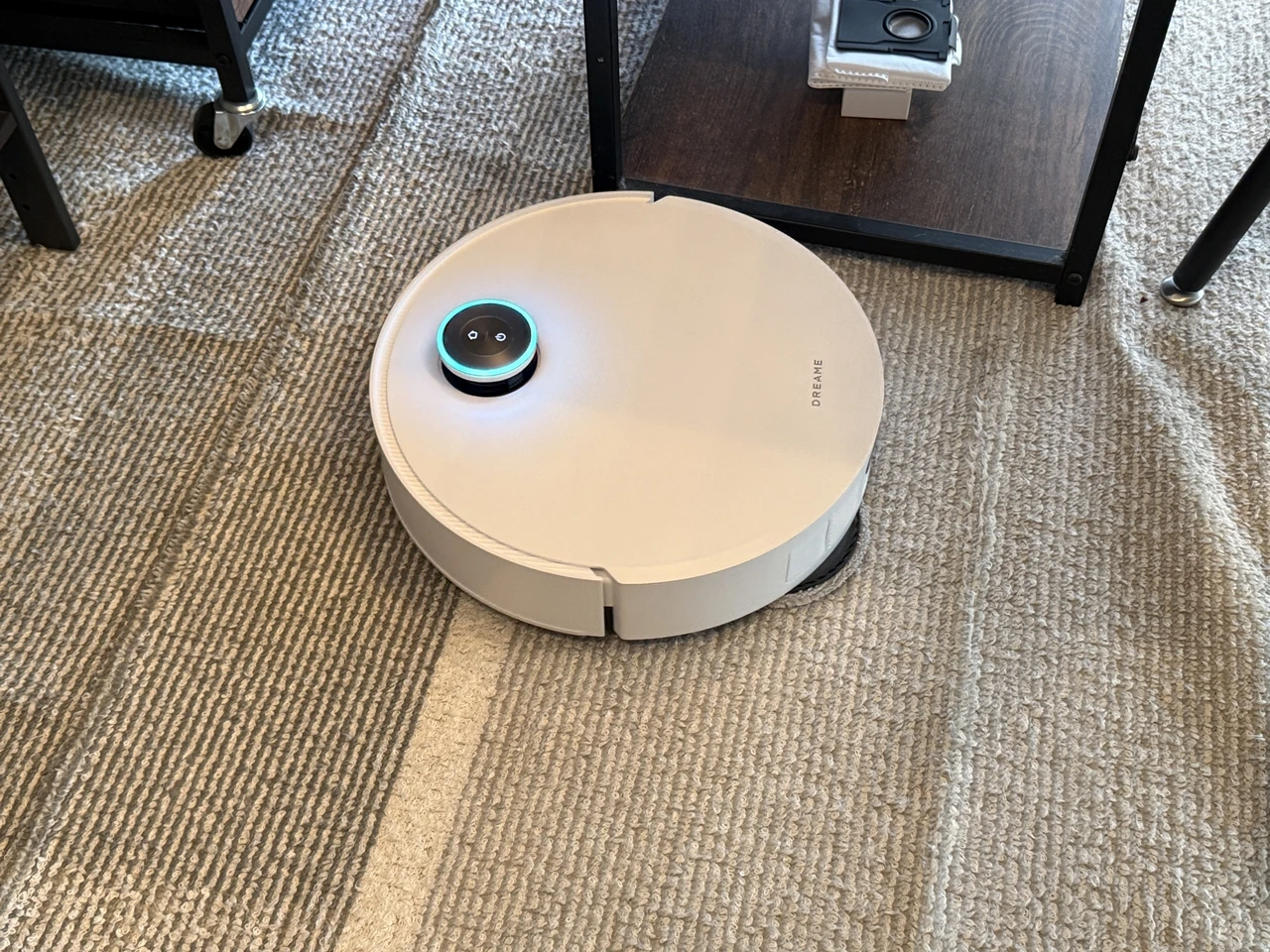 カーペット上を掃除中のDreame X50 Ultra