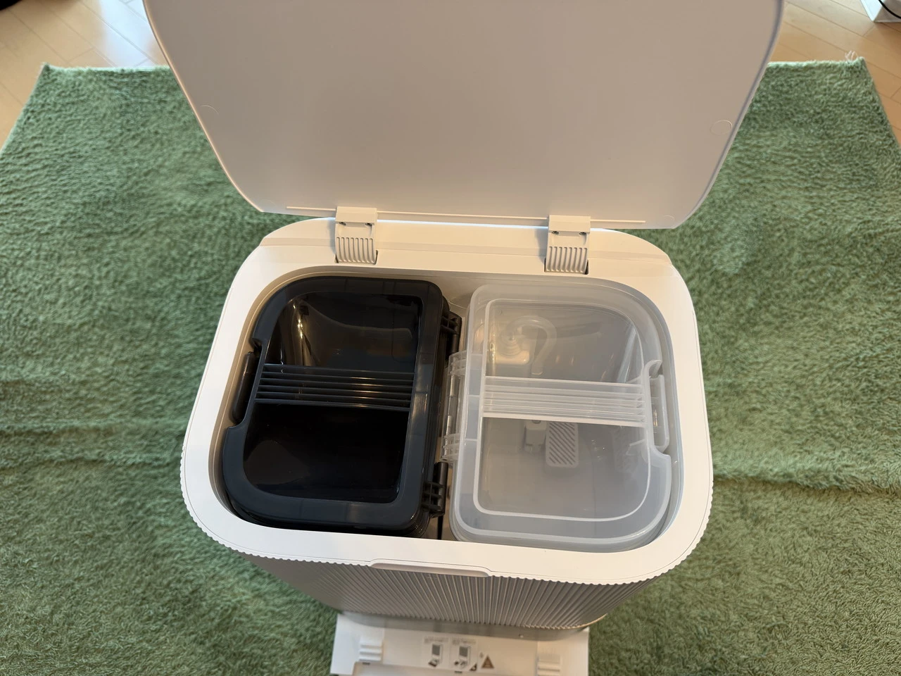 Dreame X50 Ultraのステーションの上部のフタを開けた状態