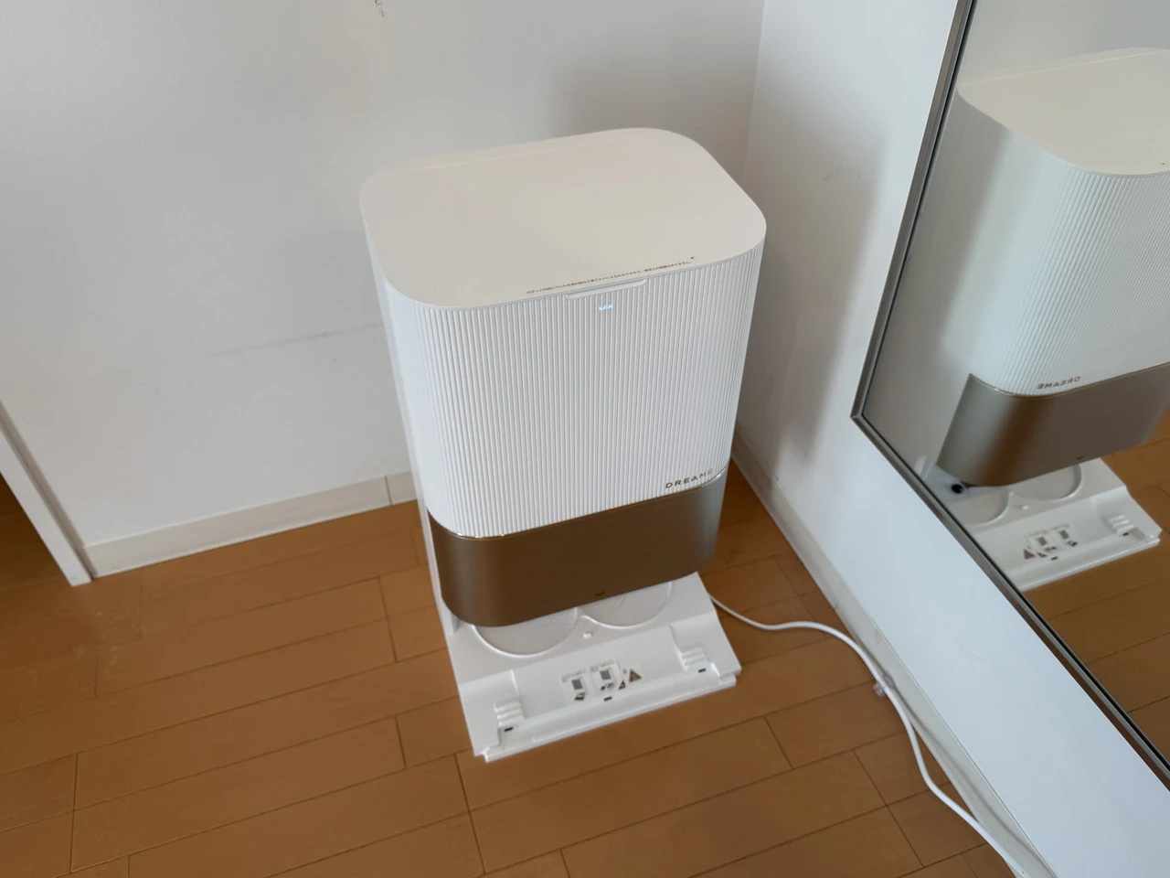 ベースステーションを部屋の隅に設置した状態(正面アングル)