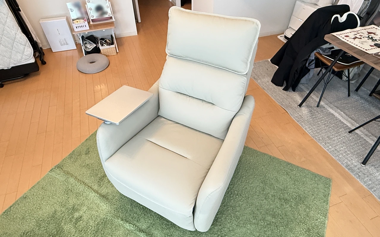 リビングに設置されているFlexiSpot Lune Pro