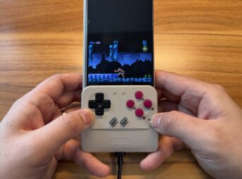 GameSir Pocket Tacoでレトロゲームを遊んでいる様子