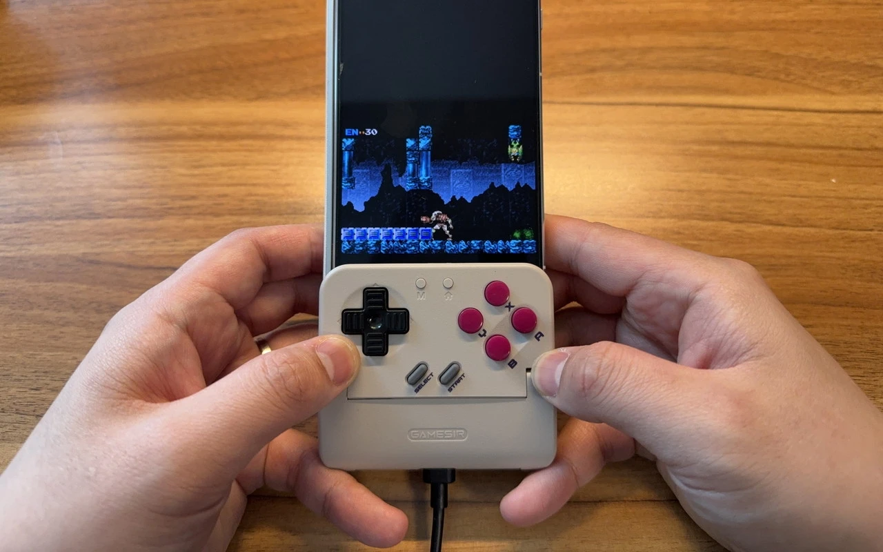 GameSir Pocket Tacoでレトロゲームを遊んでいる様子