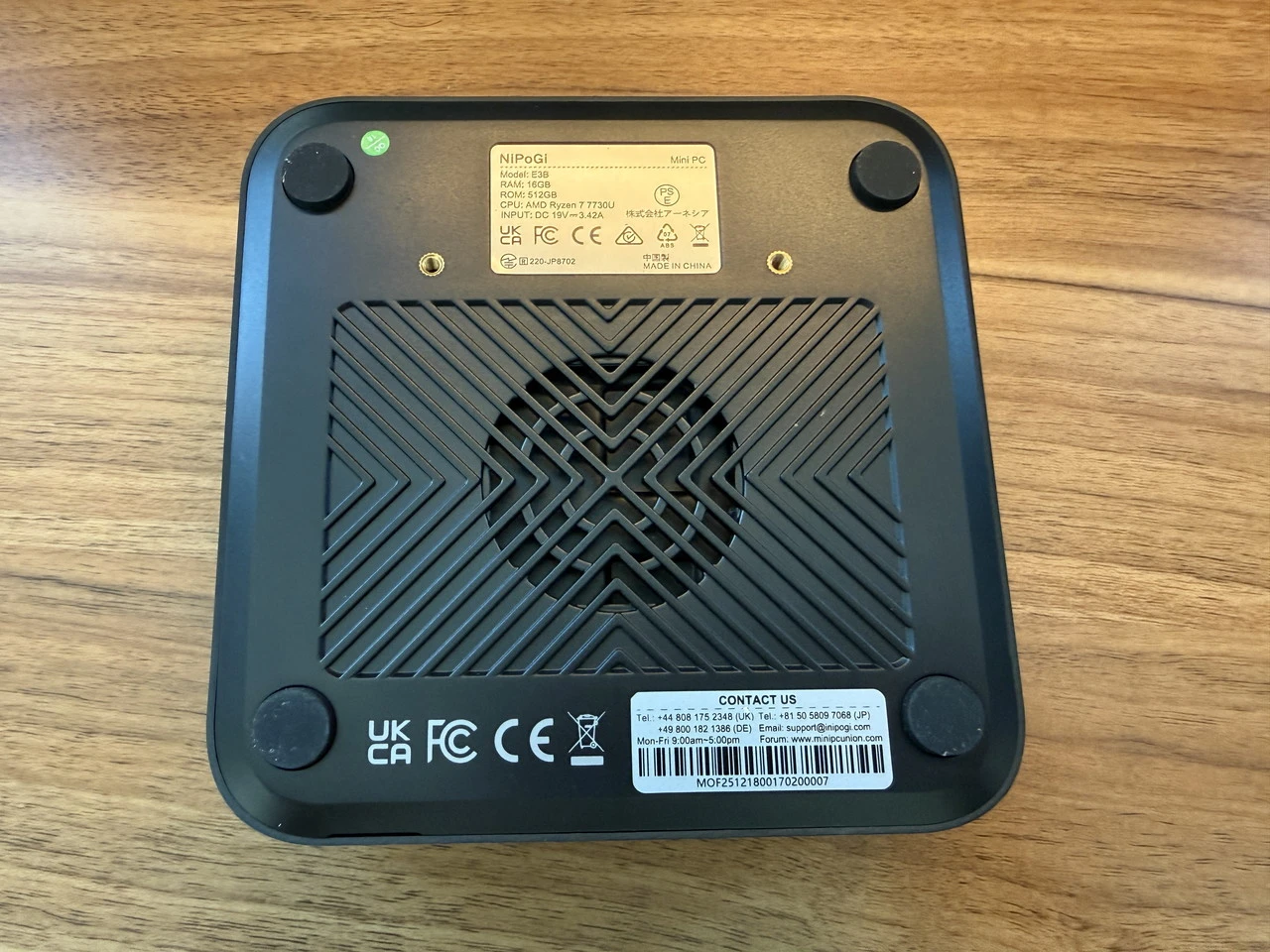 『NiPoGi E3B (7730U)』本体の外観(裏面アングル)