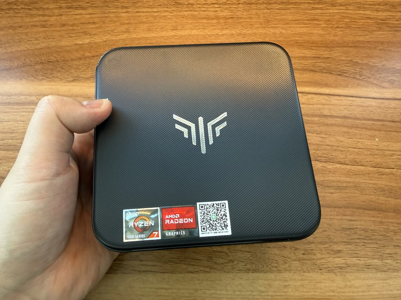 NiPoGi E3B (7730U)を手で持っている様子