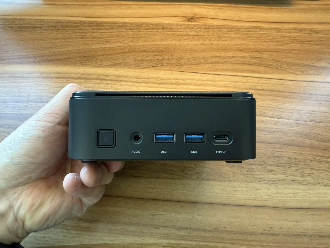 『NiPoGi E3B (7730U)』本体の外観(側面アングル)