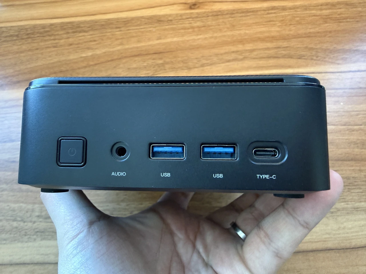 NiPoGi E3B (7730U)の正面インターフェース