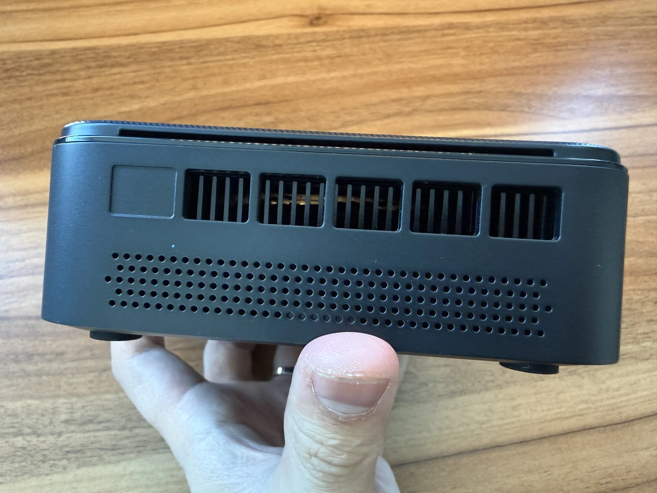 NiPoGi E3B (7730U)の左側面インターフェース