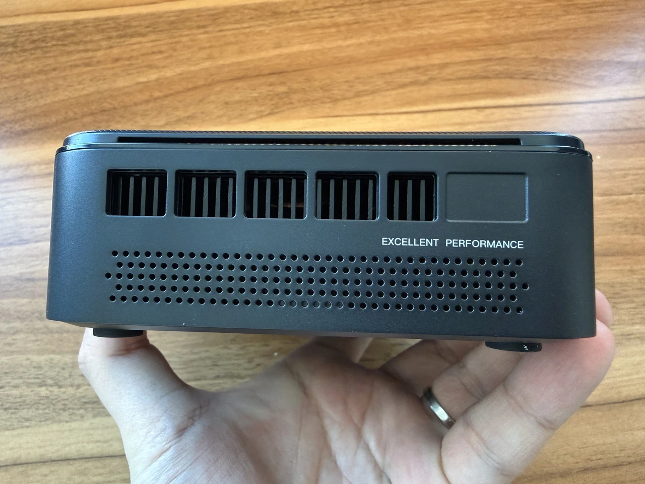 NiPoGi E3B (7730U)の右側面インターフェース