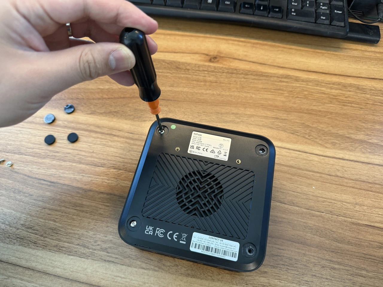 NiPoGi E3B (7730U)の底部のネジをドライバーで外している様子