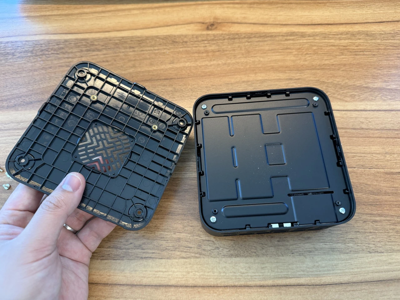 NiPoGi E3B (7730U)の底部のフタを外している