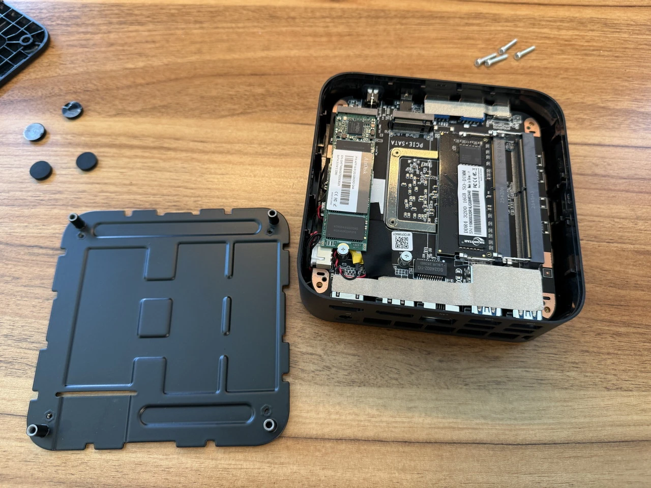 NiPoGi E3B (7730U)の内部金具を取り外した様子