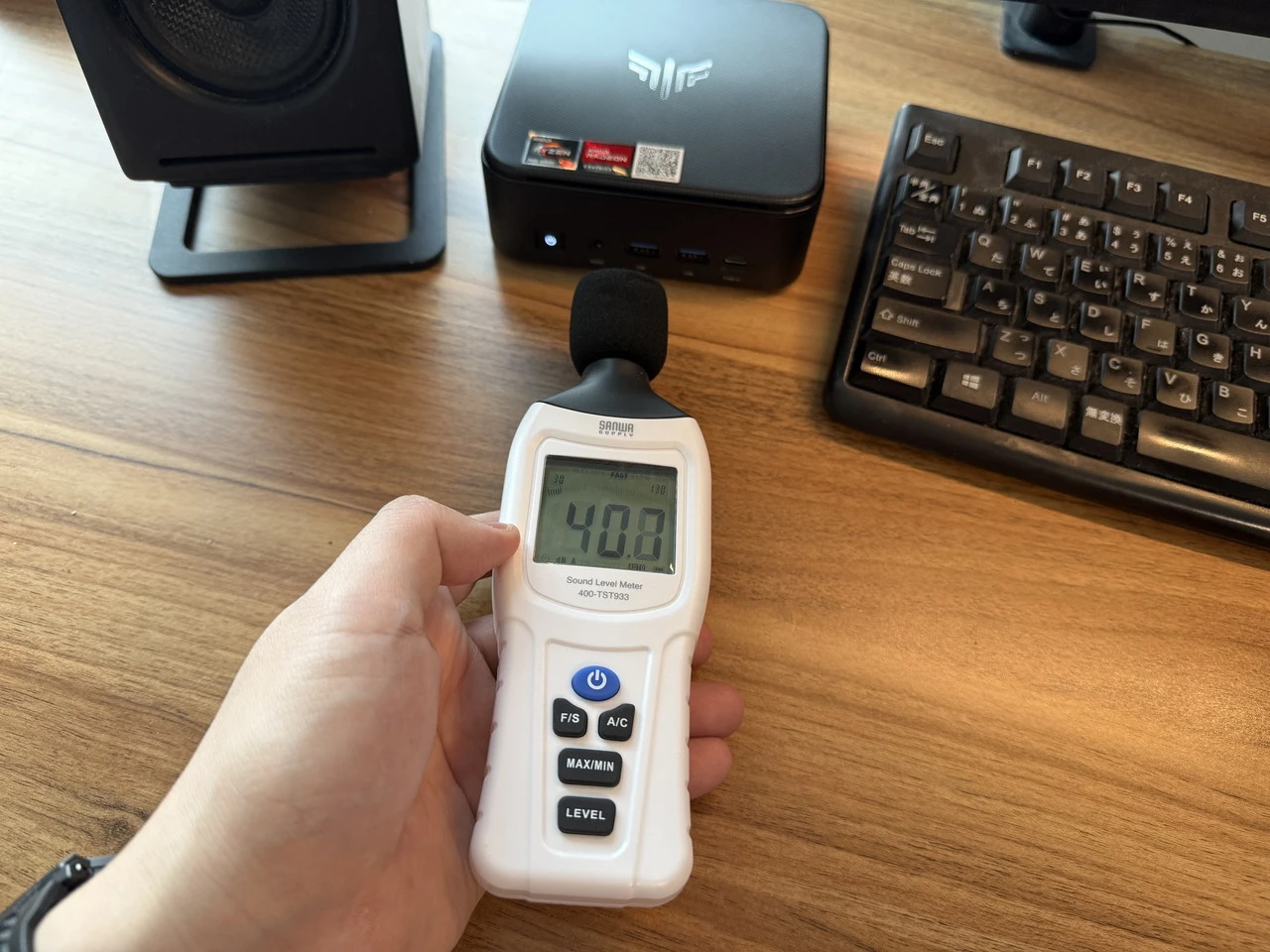 騒音計を用いてミニPCの至近距離で測定している様子