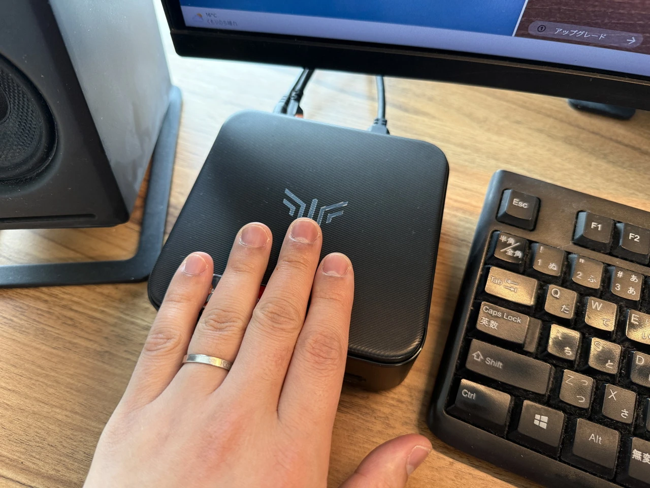 高負荷稼働後の筐体に触れている様子