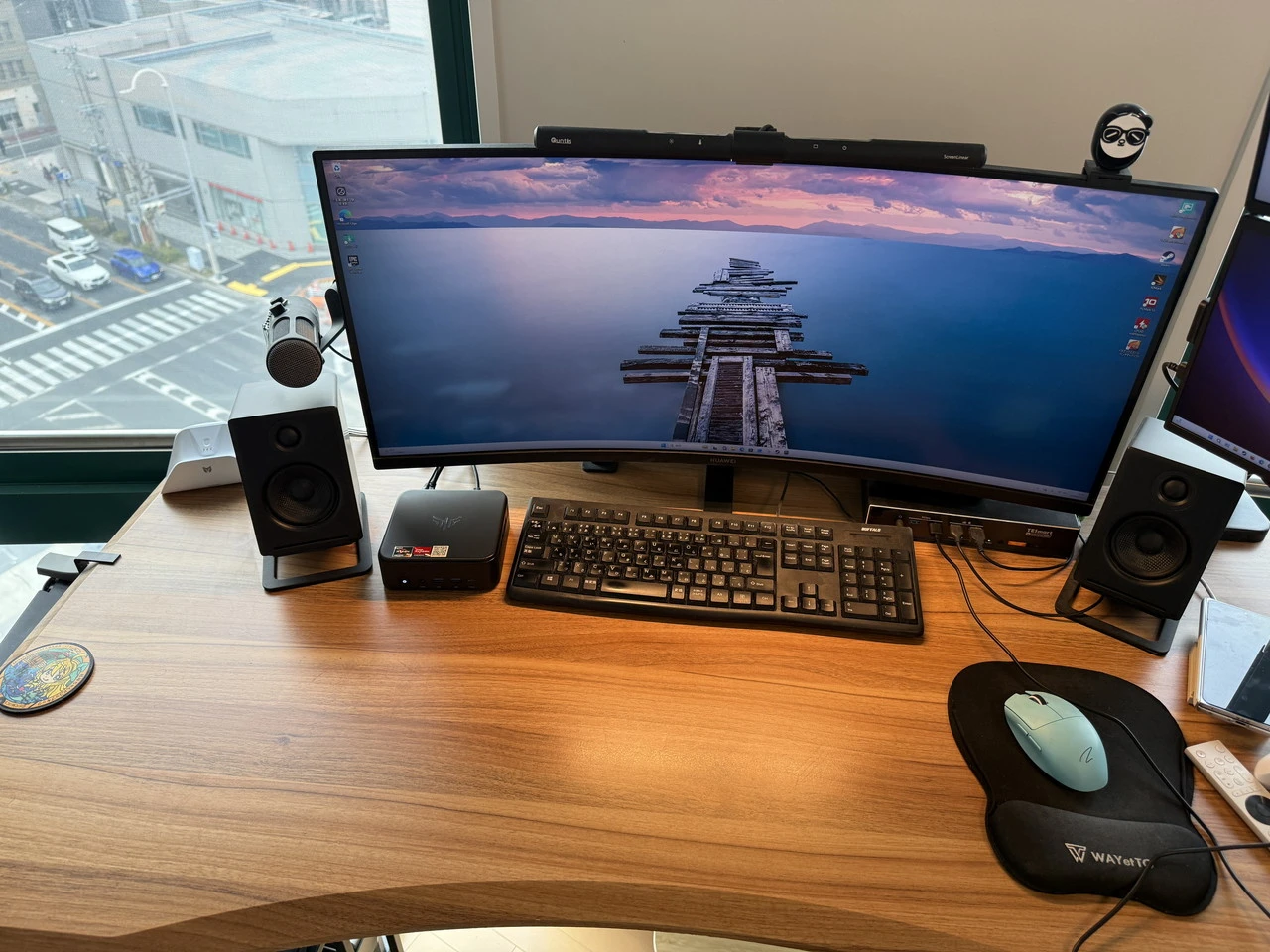 NiPoGi E3B (7730U)をデスク上に設置した状態